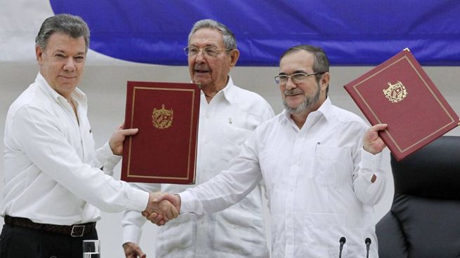 La firma de la paz, hace cinco años, entre el entonces presidente Santos y Timochenko.