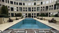 Vista del patio interior y la piscina principal hoy. Fue diseñado por Mario Palanti, el mismo arquitecto del Barolo, y nacido como emblema de Chrysler. Se reconvirtió y ahora hay viviendas en venta y alquiler allí&nbsp;(Foto: @buenosairesalpaso IG)