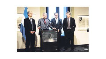 ámbito.com | Julio Alak, Aníbal Fernández, Miguel Pichetto y Agustín Rossi. El Gobierno mostró urgencia en aprobar la nueva ley contra el lavado de dinero.
