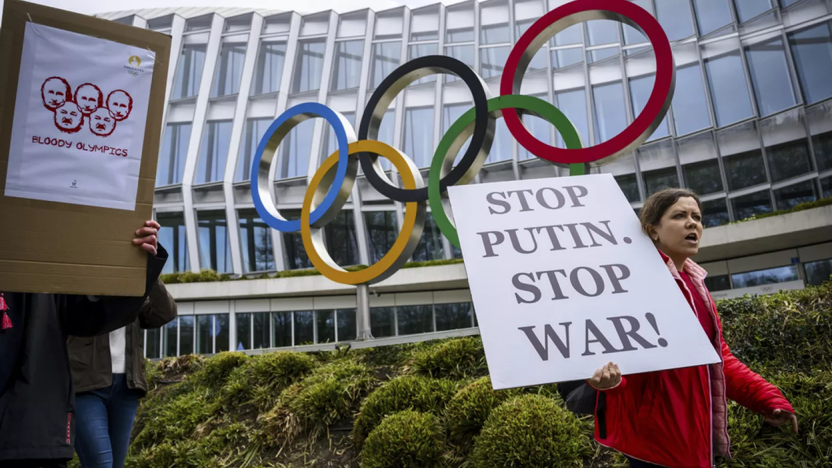Russia accuses the head of the International Olympic Committee of “conspiracy” to exclude its athletes
