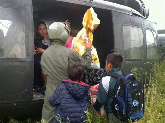 Personal del Ejército evacua a familias en Villa Minetti, Santa Fe.