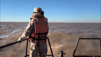 El cuerpo fue visto flotando por la noche a 25 millas de la costa de Montevideo.