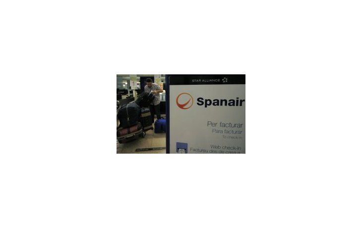 Todas las oficinas de Spanair en los aeropuertos estarán abiertas este sábado para atender los reclamos de los usuarios.