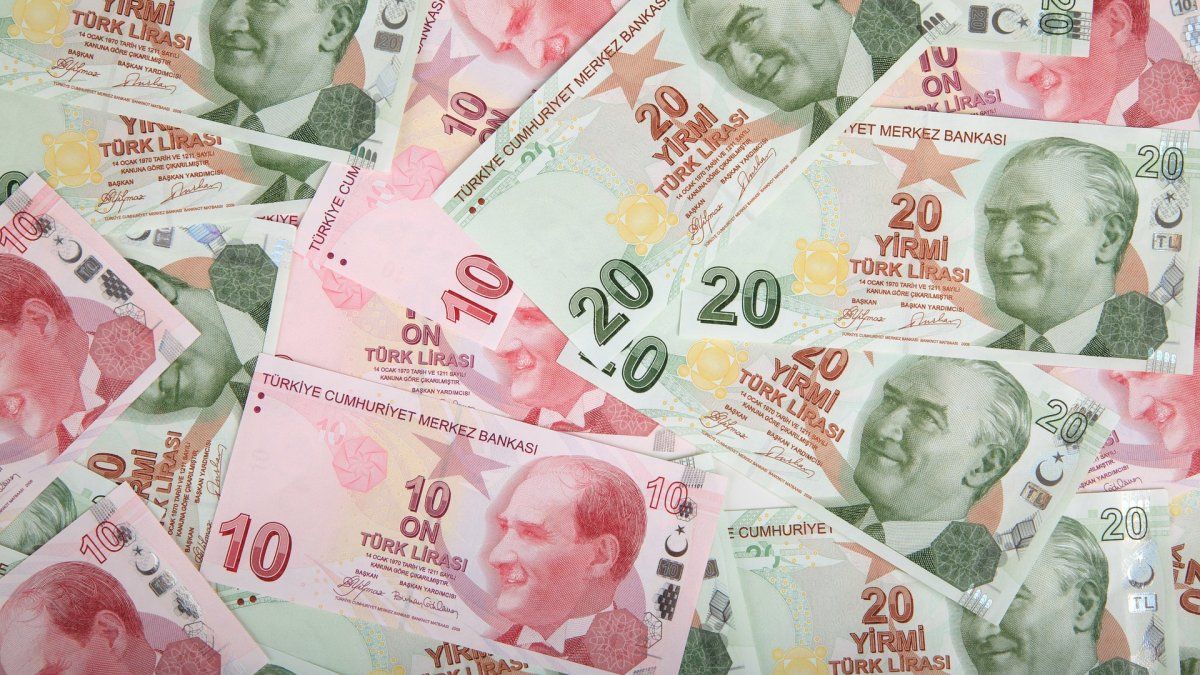 La lira se hundió más del 10% tras el despido del presidente del banco central