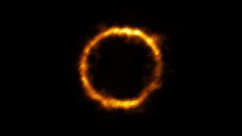 La galaxia distante aparece en las im&aacute;genes como un anillo dorado.