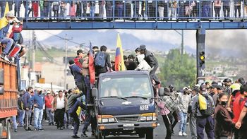 Miles de indígenas bloquean Quito.
