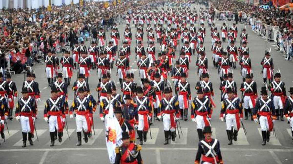 Una multitud acompañó el desfile histórico militar en la 9 de Julio