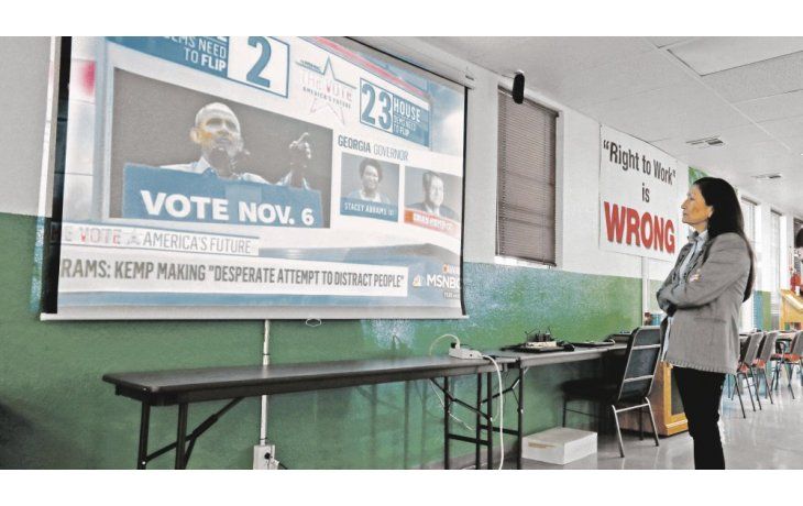 ámbito.com | PESO PESADO. Barack Obama fue la gran apuesta del partido demócrata para los últimos días de campaña. La candidata al Capitolio por Nuevo México, Deb Haaland, observa un noticiero donde se informan los comentarios del expresidente.