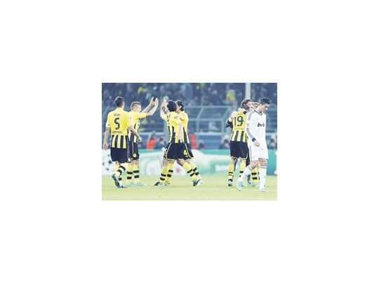 Los jugadores del Borusia Dortmund celebran el triunfo ante Real Madrid. El que sufre la derrota es el portugués Cristiano Ronaldo.