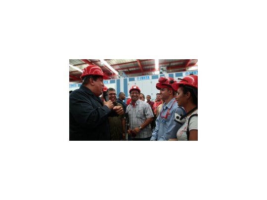 El presidente venezolano, Hugo Chávez, durante una inspección a un complejo agroindustrial en Barinas.