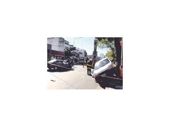 Un utilitario chocó ayer con un auto en la intersección de la avenida San Martín y Mosconi, en el barrio porteño de Villa Devoto, y dejó siete personas heridas.