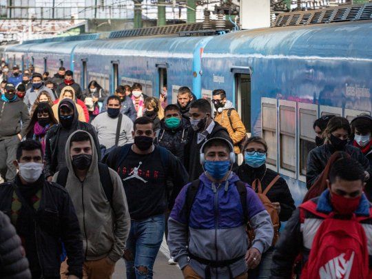 En el tren se deberá procurar mantener distanciamiento.