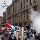 El momento en que la Policía le impide avanzar a la marcha de la CNTE. El momento en que la Policía le impide avanzar a la marcha de la CNTE.