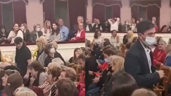 insolito accidente en un teatro de san nicolas: un perro cayo desde un palco sobre una espectadora