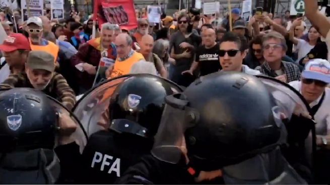 Los jubilados se movilizan contra el veto de Milei a la reforma jubilatoria, mientras la Policía aplica el protocolo antipiquete. (Foto de archivo)