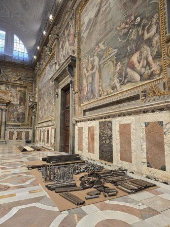 La Capilla Sixtina prepara la infraestructura necesaria para el Cónclave. La Capilla Sixtina prepara la infraestructura necesaria para el Cónclave.