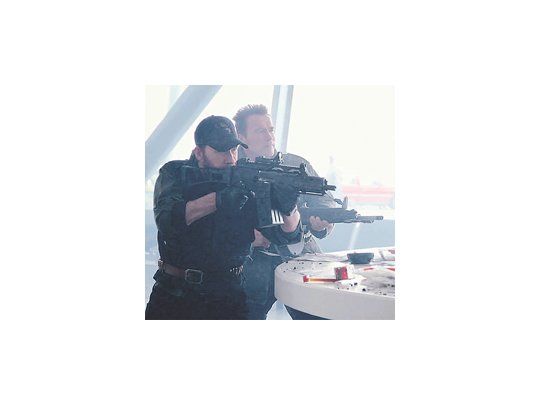 Arnold Schwarzenegger y Chuck Norris, dos de las viejas glorias de acción que se lucen en cada una de sus disparatadas escenas en «Los indestructibles 2», cuyo explosivo prólogo es lo mejor de la película.