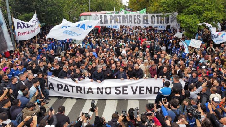 Axel Kicillof encabezó una columna bonaerense en la marcha por el Día del Trabajador. Axel Kicillof encabezó una columna bonaerense en la marcha por el Día del Trabajador.