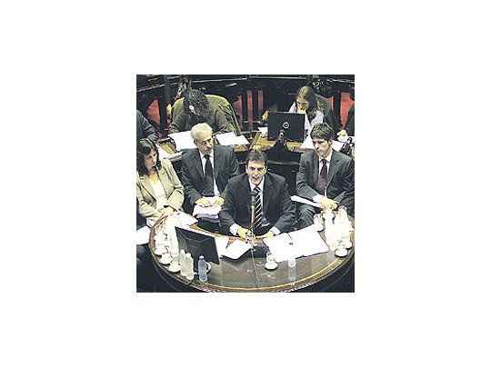 Sergio Massa terminó su primer informe al Congreso comojefe de Gabinete con audiencia mermada: la bancada de laUCR se retiró disconforme con sus respuestas. En la foto,Massa rodeado de sus asesores.