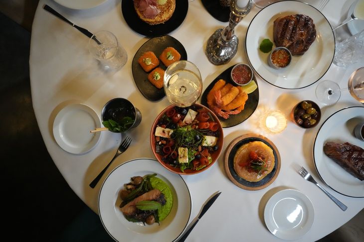 Enero Restaurant se consolida como un espacio frente al Río de la Plata que combina gastronomía, coctelería y una agenda activa de eventos.