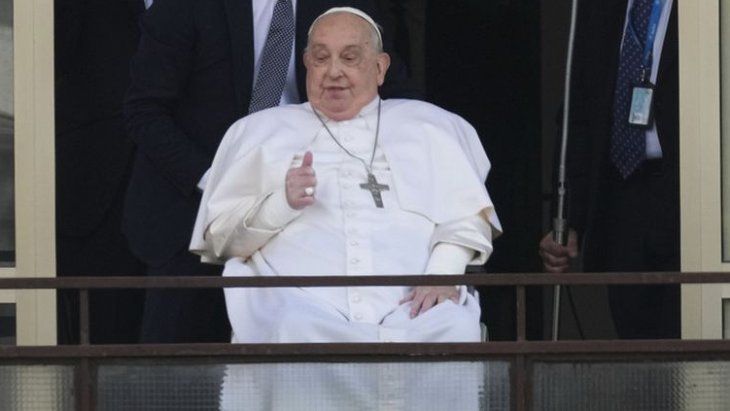 At the end of the Mass, the Pope toured the square to greet nuns and children who celebrated their recovery. At the end of the Mass, the Pope toured the square to greet nuns and children who celebrated their recovery.