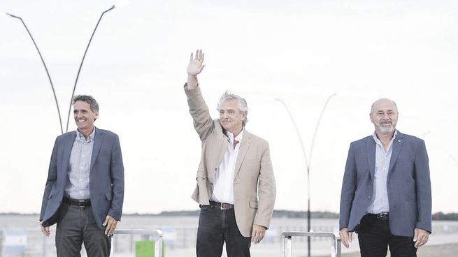 Ensenada. Alberto Fernández estuvo ayer con Gabriel Katopodis y el intendente local, Mario Secco. Cuarta recorrida al hilo en territorio bonaerense.