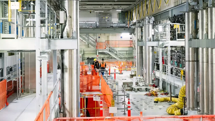 El sitio fue seleccionado para construir reactores que producían plutonio para la Segunda Guerra Mundial, y continuó operando durante la Guerra Fría. Entre 1943 y 1987, se construyeron nueve reactores que se utilizaron para generar plutonio para el gobierno estadounidense. El sitio fue seleccionado para construir reactores que producían plutonio para la Segunda Guerra Mundial, y continuó operando durante la Guerra Fría. Entre 1943 y 1987, se construyeron nueve reactores que se utilizaron para generar plutonio para el gobierno estadounidense.