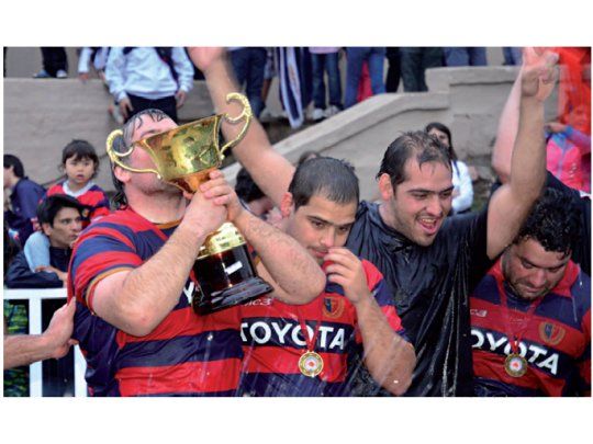 Las imágenes soñadas. Los jugadores de La Tablada celebraron la obtención del título en Villa Warcalde, precisamente en la cancha de su más acérrimo rival. Una fiesta inolvidable.