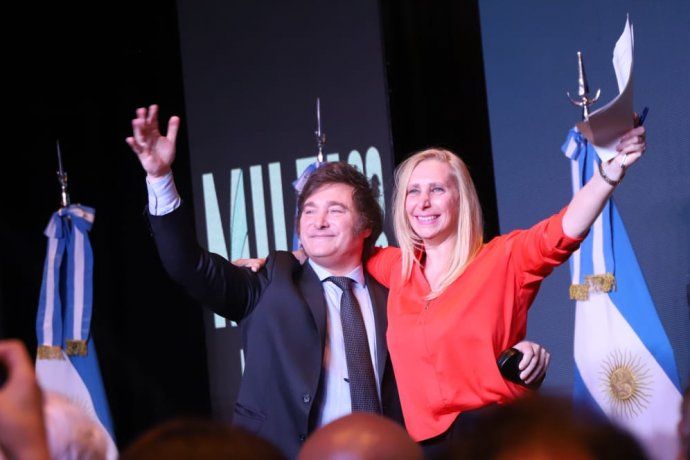 javier y su hermana Karina, en el triunfo en las elecciones 2023. javier y su hermana Karina, en el triunfo en las elecciones 2023.