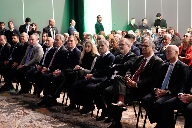 Acompañaron al Presidente los ministros de Economía, Luis Caputo, de Interior, Diego Santilli, y de Relaciones Exteriores, Pablo Quirno; además de la secretaria general de la Presidencia, su hermana Karina Milei. Acompañaron al Presidente los ministros de Economía, Luis Caputo, de Interior, Diego Santilli, y de Relaciones Exteriores, Pablo Quirno; además de la secretaria general de la Presidencia, su hermana Karina Milei.