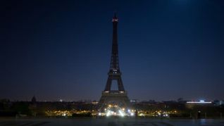 La Torre Eiffel apagó sus luces en honor al papa Francisco.