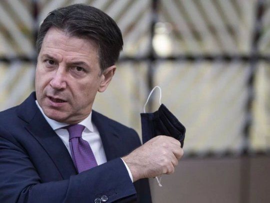 El premier Giuseppe Conte maniobra a contrareloj para no ceder el gobierno en Italia.