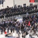 tension en la marcha de jubilados: manifestantes tiraron vallas del megaoperativo policial tension en la marcha de jubilados: manifestantes tiraron vallas del megaoperativo policial