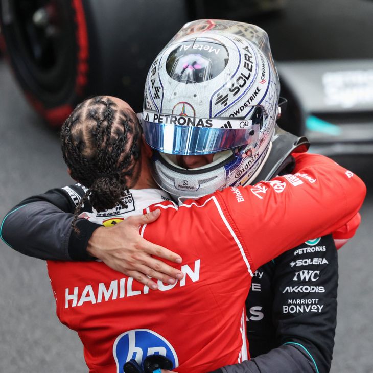 Antonelli y el abrazo con Hamilton, que logr&oacute; el podio al llegar en el tercer lugar.