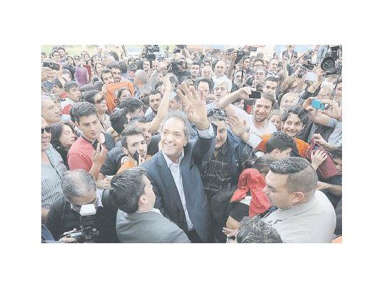 Daniel Scioli hizo una caminata ayer en Rosario,  mientras el PJ apuesta a cálculos y ecuaciones para pensar que  el resultado todavía está abierto: el voto massista, el anti-Macri y el pensamiento lateral.