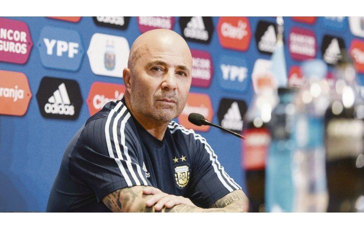 Se juega todo. Jorge Sampaoli va al estadio Centenario con un planteo ofensivo, tratando de traerse los tres puntos el jueves ante Uruguay.