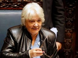 uruguay: tras 22 anos, la exvicepresidenta lucia topolansky renuncio al senado uruguay: tras 22 anos, la exvicepresidenta lucia topolansky renuncio al senado