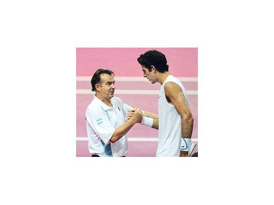 «Tito» Vázquez y Del Potro se estrechan la mano. El capitán elogió el impecable rendimiento del tandilense, quien se erigió como líder ante la ausencia de Nalbandian.