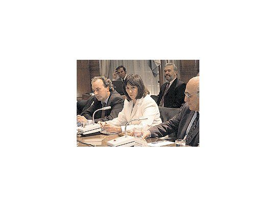 Felisa Miceli, acompañada por los secretarios Miguel Campos y Oscar Tangelson durantela presentación de los lineamientos básicos del Plan Ganadero que está elaborando elgobierno. Pidieron colaboración e ideas al sector privado.