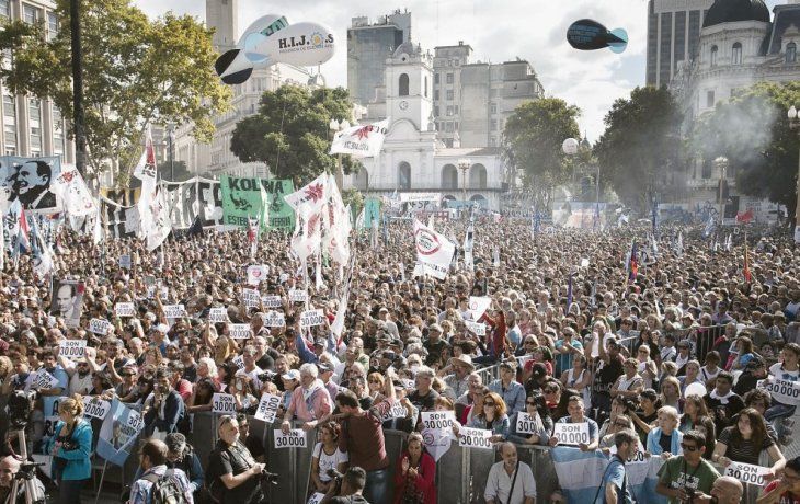Marcha. En la Plaza de Mayo del centro porteño miles de personas se manifestaron en el 43 aniversario del golpe del 76.