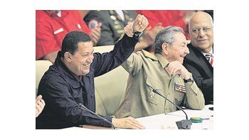 Hugo Chávez visitó a Raúl Castro en La Habana. En un nuevo intento de aliviar la agobiada economía de la isla, el venezolano prometió explorar la posible presencia de petróleo en las costas cubanas.