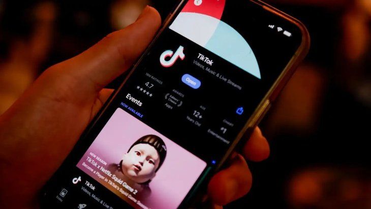 Los usuarios regularán la plataforma mediante el nuevo control de Contenido Generado por IA. Los usuarios regularán la plataforma mediante el nuevo control de Contenido Generado por IA.