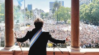 ámbito.com | Milei balcon (NA)_opt.jpeg