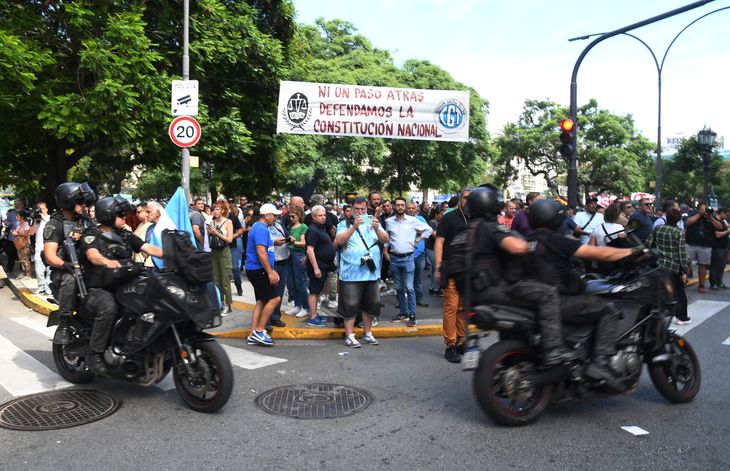 La policía aplica el protocolo antipiquetes en la marcha de la CGT. La policía aplica el protocolo antipiquetes en la marcha de la CGT.