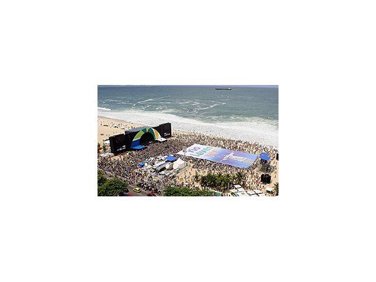 Desde temprano, los habitantes de Río se congregaron en la playa.