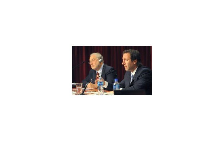 El ministro de economía Hernán Lorenzino junto a Joseph Stiglitz, Nobel en 2001.
