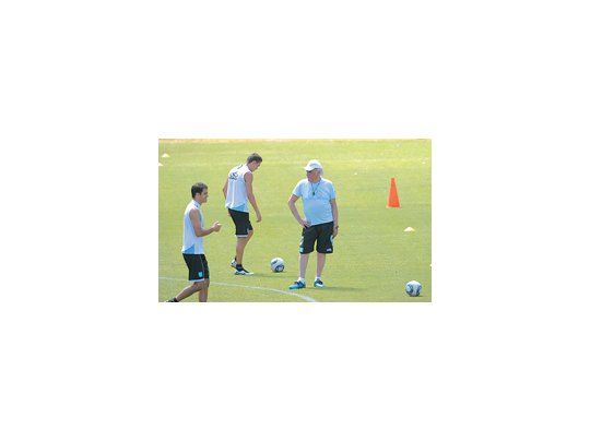 La estampa de Alfio Basile en el primer entrenamiento de Racing, en lo que es su quinto retorno como DT de la Academia.