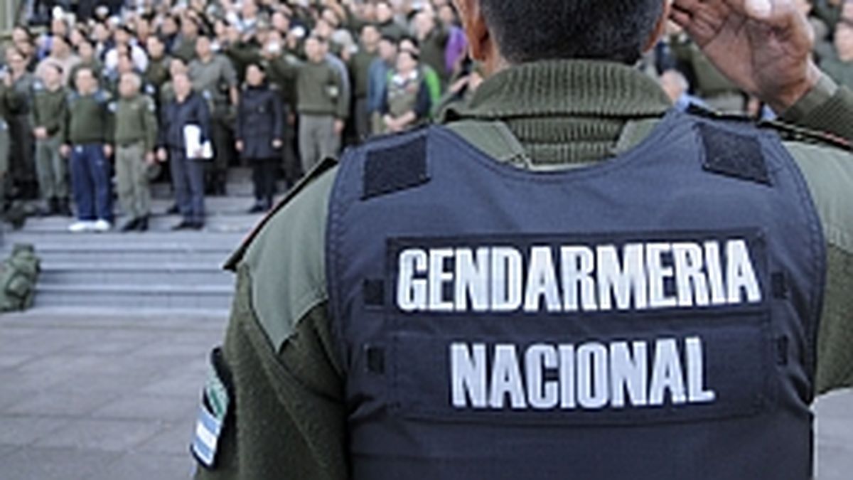 Gendarmes Y Prefectos Siguen Concentrados Mientras Esperan Una