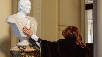 Cristina Fernández de Kirchner acaricia el busto de Néstor Kirchner en Casa Rosada.