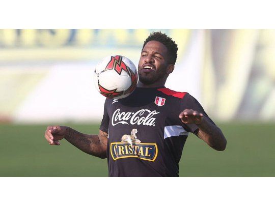 Farfán se lesionó jugando ante el Fastav Zlín y ahora está casi afuera de los últimos dos choques por Eliminatorias (Foto: @SeleccionPeru).